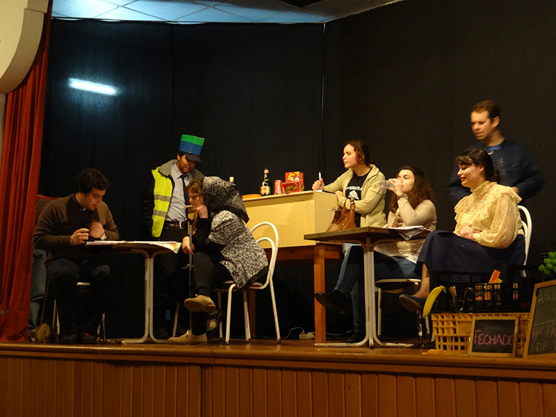 Parte do elenco do teatro em Assentiz.