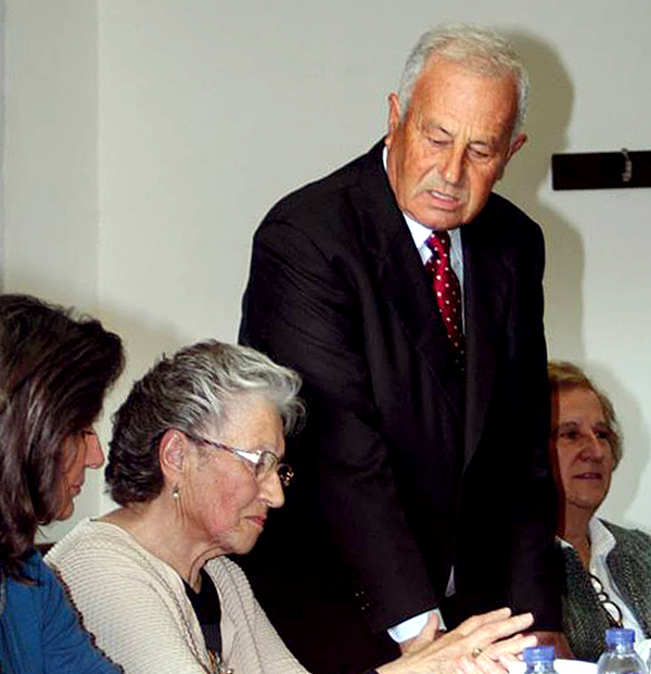 Adelino da Costa Bernardes quando abria a sessão, com o elogio da autora.